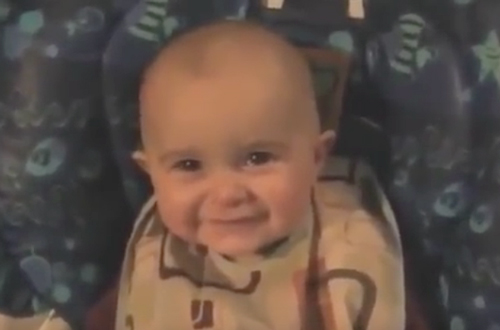 Bebé llora emocionado cuando escucha a su madre cantar.
